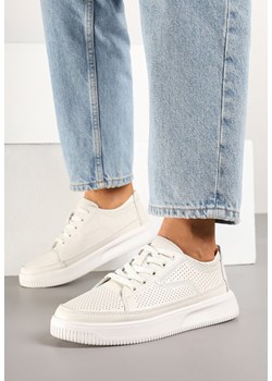 Białe Skórzane Sneakersy z Ozdobną Perforacją na Grubej Podeszwie Elanwena ze sklepu born2be.pl w kategorii Buty sportowe damskie - zdjęcie 178529385