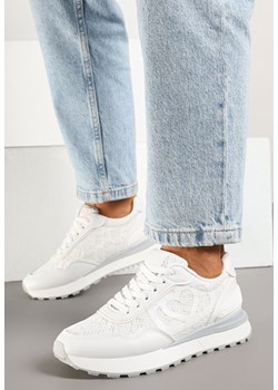Białe Sneakersy Zdobione Koronką Callriva ze sklepu born2be.pl w kategorii Buty sportowe damskie - zdjęcie 178570848