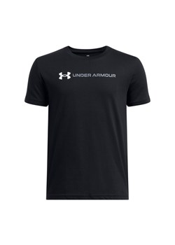 Chłopięcy t-shirt z nadrukiem Under Armour UA B Logo Wordmark SS - czarny ze sklepu Sportstylestory.com w kategorii T-shirty chłopięce - zdjęcie 178599027