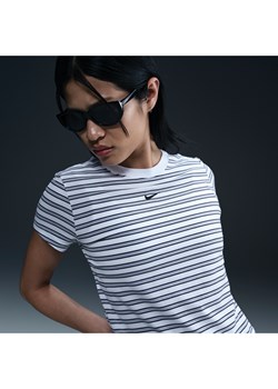 Damski dopasowany T-shirt w paski Nike Sportswear Chill Knit - Biel ze sklepu Nike poland w kategorii Bluzki damskie - zdjęcie 178602259
