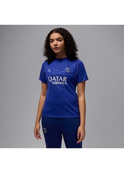 Damska przedmeczowa koszulka piłkarska z krótkim rękawem Jordan Dri-FIT Paris Saint-Germain Academy Pro (wersja czwarta) - Niebieski ze sklepu Nike poland w kategorii Bluzki damskie - zdjęcie 178603809