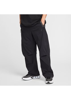 Męskie spodnie oversize z tkaniny Nike Tech - Czerń ze sklepu Nike poland w kategorii Spodnie męskie - zdjęcie 178603927