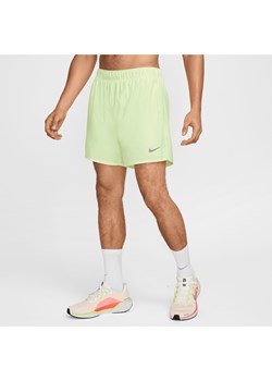 Męskie uniwersalne spodenki 2 w 1 Dri-FIT Nike Challenger 13 cm - Żółty - id: 40212883818new - marki Nike - 178604045 Męskie uniwersalne spodenki 2 w 1 Dri-FIT Nike Challenger 13 cm - Żółty ze sklepu Nike poland w kategorii Spodenki męskie - zdjęcie 178604045
