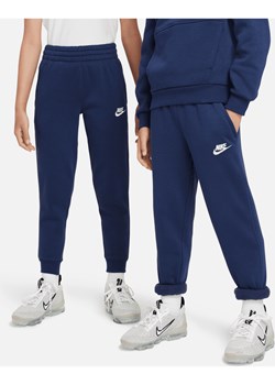 Joggery dla dużych dzieci Nike Sportswear Club Fleece - Niebieski ze sklepu Nike poland w kategorii Spodnie chłopięce - zdjęcie 178604057