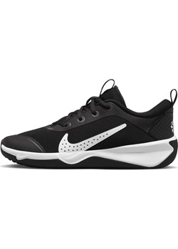 Buty halowe dla dużych dzieci Nike Omni Multi-Court - Czerń ze sklepu Nike poland w kategorii Buty sportowe dziecięce - zdjęcie 178605805