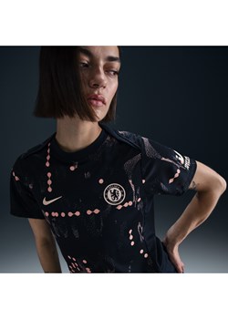 Damska przedmeczowa koszulka piłkarska z krótkim rękawem Nike Dri-FIT Chelsea F.C. Academy Pro SE - Niebieski - id: 40347405668new - marki Nike - 178605905 Damska przedmeczowa koszulka piłkarska z krótkim rękawem Nike Dri-FIT Chelsea F.C. Academy Pro SE - Niebieski ze sklepu Nike poland w kategorii Bluzki damskie - zdjęcie 178605905