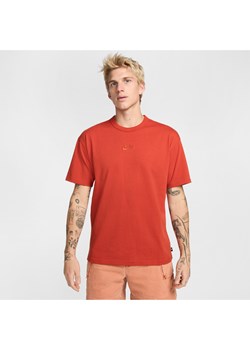 T-shirt męski Nike Sportswear Premium Essentials - Czerwony ze sklepu Nike poland w kategorii T-shirty męskie - zdjęcie 178606295
