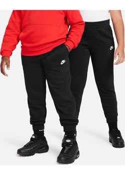 Joggery dla dużych dzieci Nike Sportswear Club Fleece (szersze rozmiary) - Czerń ze sklepu Nike poland w kategorii Spodnie chłopięce - zdjęcie 178606338