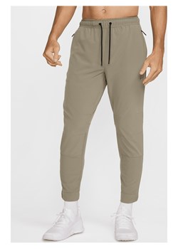 Męskie uniwersalne spodnie ze ściągaczami i zamkami Dri-FIT Nike Unlimited - Zieleń ze sklepu Nike poland w kategorii Spodnie męskie - zdjęcie 178608825