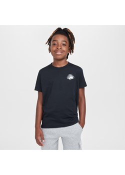 T-shirt z grafiką dla dużych dzieci (chłopców) Nike Sportswear Standard Issue - Czerń ze sklepu Nike poland w kategorii T-shirty chłopięce - zdjęcie 178609057