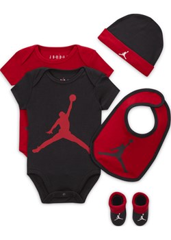 Pięcioczęściowy zestaw z body dla niemowląt Jordan 5-Piece Core Gift Set - Czerwony ze sklepu Nike poland w kategorii Komplety niemowlęce - zdjęcie 178609067