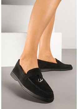 Czarne Mokasyny z Ekozamszu Zdobione Metaliczną Zawieszką Ralselia ze sklepu renee.pl w kategorii Mokasyny damskie - zdjęcie 178618996