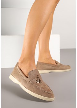 Ciemnobeżowe Mokasyny z Ekozamszu Zdobione Metaliczną Zawieszką Ralselia ze sklepu renee.pl w kategorii Mokasyny damskie - zdjęcie 178621907