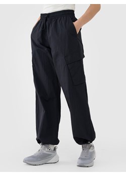 Damskie spodnie tkaninowe casual 4F 4FRSS25TTROF1372 - czarne ze sklepu Sportstylestory.com w kategorii Spodnie damskie - zdjęcie 178625565