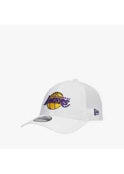 NEW ERA CZAPKA 940 TRUCKER LAKERS LOS ANGELES LAKERS WHIOTC ze sklepu Sizeer w kategorii Czapki z daszkiem męskie - zdjęcie 178628115