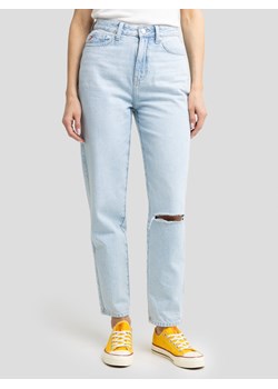 Jeansy damskie mom jeans z dziurą jasnoniebieskie Silla 122 ze sklepu Big Star w kategorii Jeansy damskie - zdjęcie 178635066