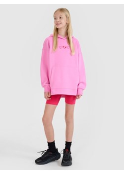 Dziewczęca bluza dresowa nierozpinana z kapturem 4F 4FJRSS25TSWSF2235 - różowa ze sklepu Sportstylestory.com w kategorii Bluzy dziewczęce - zdjęcie 178643045