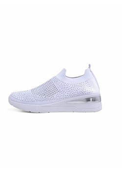 Royalfashion Wsuwane sneakersy damskie na koturnie z cyrkoniami Qelavise ze sklepu royalfashion.pl w kategorii Buty sportowe damskie - zdjęcie 178657785