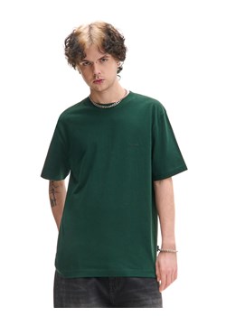 Cropp - Ciemnozielona koszulka z naszywką Cropp - zielony ze sklepu Cropp w kategorii T-shirty męskie - zdjęcie 178657825