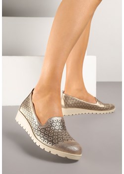 Złote Półbuty na Koturnie ze Skórzaną Wkładką i Ażurową Cholewką Arivos ze sklepu born2be.pl w kategorii Półbuty damskie - zdjęcie 178698138