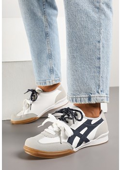 Białe Sneakersy z Podwójnym Wiązaniem Ozdobione Paskami Varozi ze sklepu born2be.pl w kategorii Buty sportowe damskie - zdjęcie 178705999