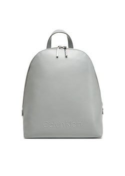 Plecak Calvin Klein Embossed Calvin Round Backpack K60K613185 Szary ze sklepu eobuwie.pl w kategorii Plecaki - zdjęcie 178715148