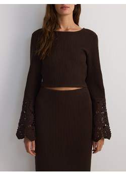 Reserved - Krótki sweter z ażurowymi rękawami - ciemnobrązowy ze sklepu Reserved w kategorii Swetry damskie - zdjęcie 178728459