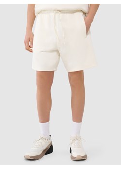 Męskie spodenki dresowe 4F 4FRSS25TSHOM696 - białe ze sklepu Sportstylestory.com w kategorii Spodenki męskie - zdjęcie 178735229