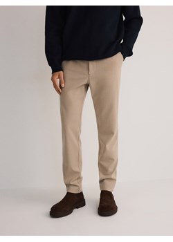 Reserved - Spodnie chino slim z wiskozą - beżowy ze sklepu Reserved w kategorii Spodnie męskie - zdjęcie 178774208