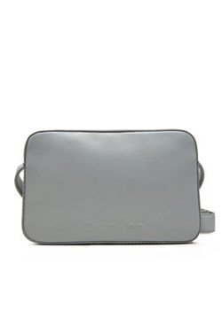 Calvin Klein Torebka Embossed Logo Camera Bag K60K612555 Szary ze sklepu MODIVO w kategorii Listonoszki - zdjęcie 178781736