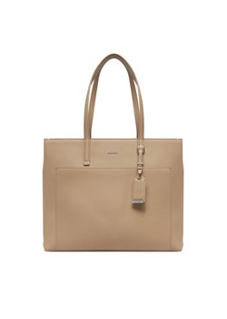 Torebka Calvin Klein Ck Must Medium Shopper W/Pocket K60K613019 Beżowy ze sklepu eobuwie.pl w kategorii Torby Shopper bag - zdjęcie 178788569