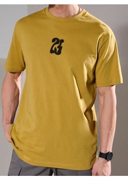 Sinsay - Koszulka z ozdobnym nadrukiem - żółty ze sklepu Sinsay w kategorii T-shirty męskie - zdjęcie 178801819