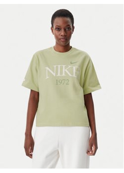 Nike T-Shirt FQ6600 Zielony Loose Fit ze sklepu MODIVO w kategorii Bluzki damskie - zdjęcie 178802258