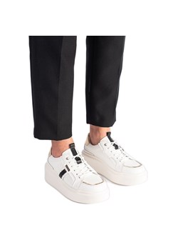 Skórzane białe sneakersy na platformie ze sklepu ButyModne.pl w kategorii Buty sportowe damskie - zdjęcie 178848458