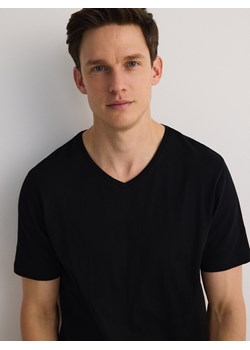 Reserved - T-shirt slim z dekoltem V - czarny - id: 7391Z-99X - marki Reserved - 178850606 Reserved - T-shirt slim z dekoltem V - czarny ze sklepu Reserved w kategorii T-shirty męskie - zdjęcie 178850606