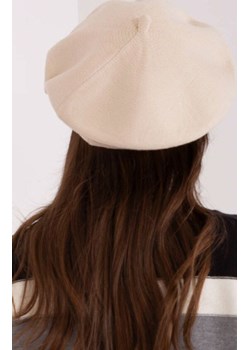 Jasnobeżowy beret damski AT-CZ-231305.82P, Kolor jasnobeżowy, Rozmiar uniwersalny, WOOL FASHION ITALIA - id: 196639 - marki Wool Fashion Italia - 178878856 Jasnobeżowy beret damski AT-CZ-231305.82P, Kolor jasnobeżowy, Rozmiar uniwersalny, WOOL FASHION ITALIA ze sklepu Primodo w kategorii Czapki zimowe damskie - zdjęcie 178878856