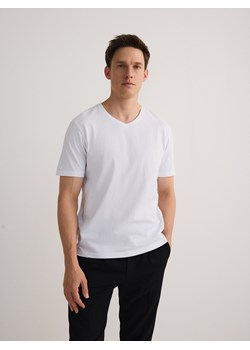 Reserved - T-shirt slim z dekoltem V - biały ze sklepu Reserved w kategorii T-shirty męskie - zdjęcie 178894926