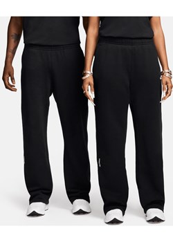 Spodnie dresowe o luźnym kroju u dołu Fleece CS NOCTA - Czerń ze sklepu Nike poland w kategorii Spodnie męskie - zdjęcie 178911889