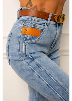 SPODNIE JEANSOWE Z OZDOBNYMI PRZESZYCIAMI NA NOGAWKACH- JEANS+ PASEK- NIEBIESKIE ze sklepu olika.com.pl w kategorii Jeansy damskie - zdjęcie 178966239