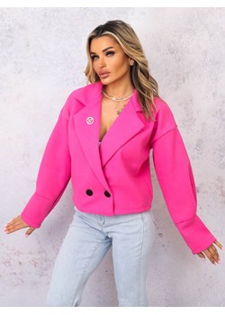 KRÓTKI PŁASZCZ Z KOŁNIERZEM I OZDOBNĄ BROSZKĄ- RÓŻOWY ze sklepu olika.com.pl w kategorii Płaszcze damskie - zdjęcie 178969389