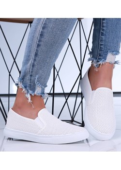 Białe wsuwane ażurowe tenisówki slip on /F2-2 15641 T189/ ze sklepu Pantofelek24.pl w kategorii Trampki damskie - zdjęcie 179055455