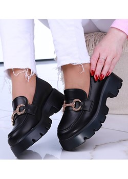Wsuwane czarne loafersy damskie z łańcuszkiem /E1-3 14640 T620/ ze sklepu Pantofelek24.pl w kategorii Półbuty damskie - zdjęcie 179060768