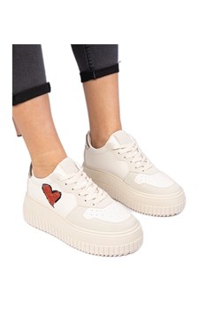 Beżowe sneakersy damskie z brokatowym serduszkiem beżowy ze sklepu ButyModne.pl w kategorii Buty sportowe damskie - zdjęcie 179067525