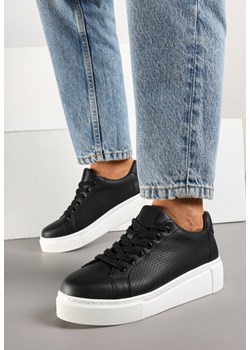 Czarne Skórzane Sneakersy na Grubej Podeszwie z Perforacją i Aplikacją Neowenia ze sklepu born2be.pl w kategorii Buty sportowe damskie - zdjęcie 179101939