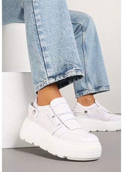 Białe Skórzane Sneakersy na Grubej Podeszwie Ozdobione Paskiem Reilana ze sklepu born2be.pl w kategorii Buty sportowe damskie - zdjęcie 179101957