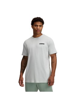 Męski t-shirt z nadrukiem Under Armour UA M LC Strip Logo SS - szary ze sklepu Sportstylestory.com w kategorii T-shirty męskie - zdjęcie 179108318