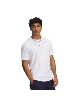 Męski t-shirt z nadrukiem Under Armour UA M Stacked Logo SS - biały ze sklepu Sportstylestory.com w kategorii T-shirty męskie - zdjęcie 179108356