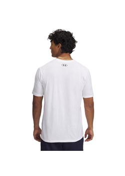 Męski t-shirt z nadrukiem Under Armour UA M Stacked Logo SS - biały ze sklepu Sportstylestory.com w kategorii T-shirty męskie - zdjęcie 179108357