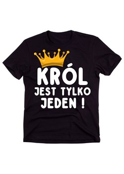 Fajna koszulka KRÓL jest tylko jeden ! dla chłopaka/męża na prezent - id: 145468 - marki Time For Fashion - 179111599 Fajna koszulka KRÓL jest tylko jeden ! dla chłopaka/męża na prezent ze sklepu Time For Fashion w kategorii T-shirty męskie - zdjęcie 179111599