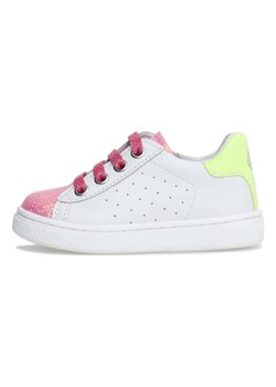 Naturino Skórzane sneakersy &quot;Hasselt&quot; w kolorze białym ze wzorem ze sklepu Limango Polska w kategorii Trampki dziecięce - zdjęcie 179114466